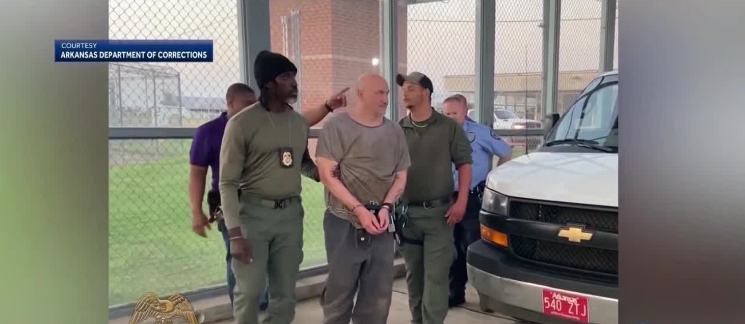 <i>KHBS/KHOG/Arkansas Department of Corrections via CNN Newsource</i><br/>Prosecutors dropped a federal escape charge against Grant Hardin