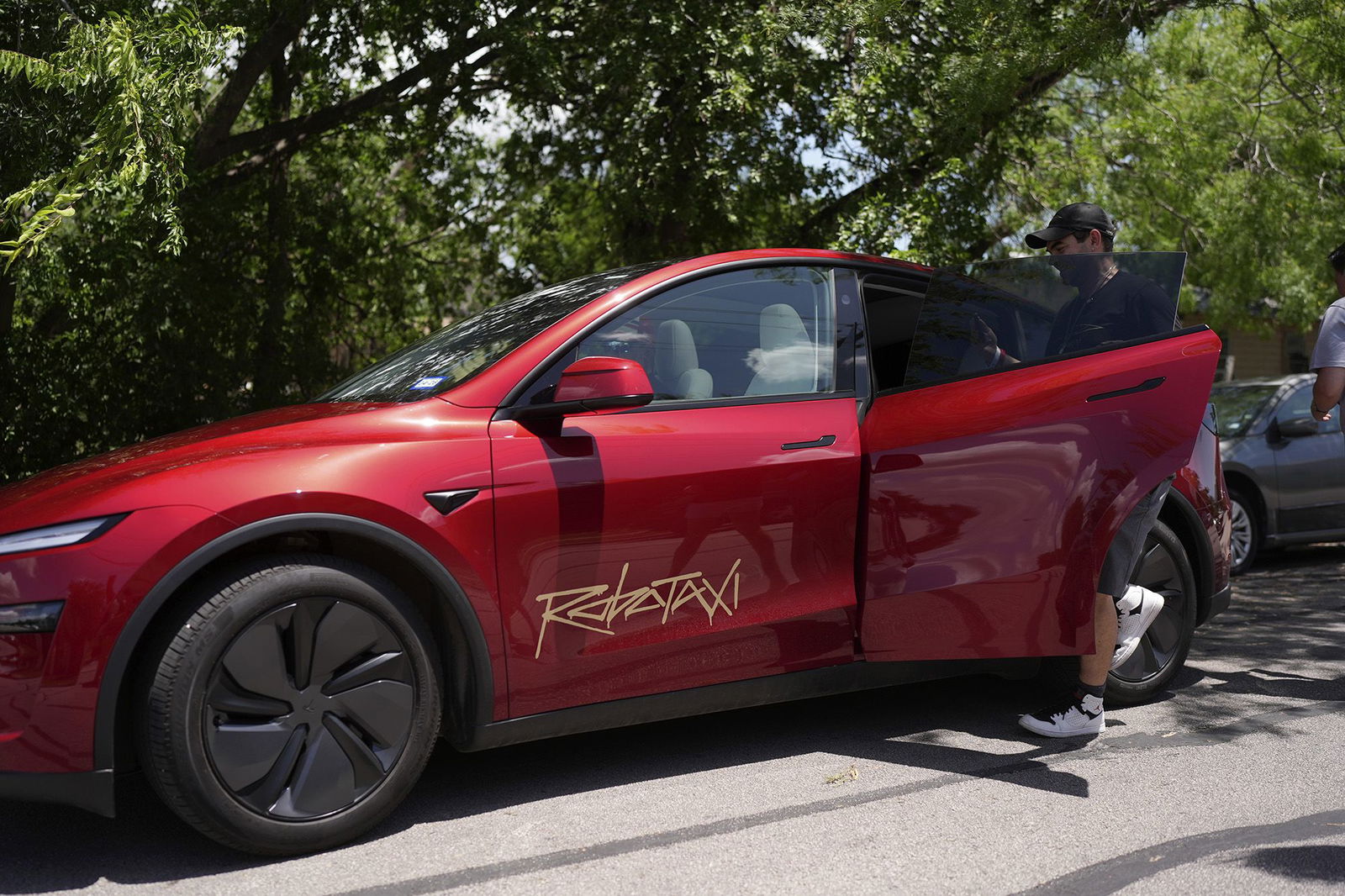 <i>Dan Ives via CNN Newsource</i><br/>Inside a robotaxi.