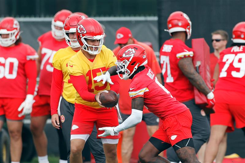 (15) Patrick Mahomes handing off to Rashee Rice