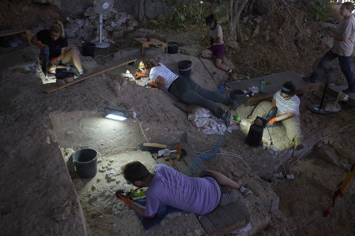 Volunteers work in Tinshemet Cave