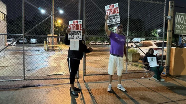 <i>KYW via CNN Newsource</i><br/>AFSCME District Council 33 picketing early Tuesday morning after the strike was announced. It's the first since 1986.