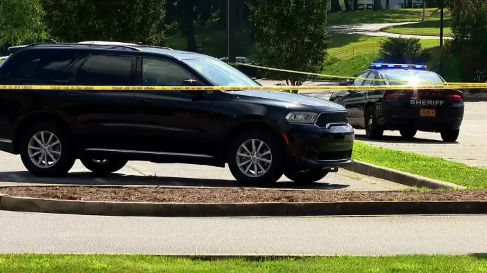 <i>WLOS via CNN Newsource</i><br/>911 calls captured scene of a detention officer's shooting death at a doctor's office.