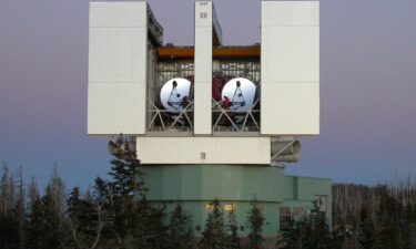 The fossil galaxy KiDS J0842+0059 was observed with the VLT Survey Telescope (left)