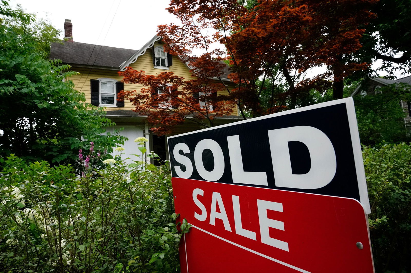 <i>Matt Rourke/AP/File via CNN Newsource</i><br/>Millions of Americans have been locked in mortgage rates above 6% since 2022. Many were hoping to refinance by now.
