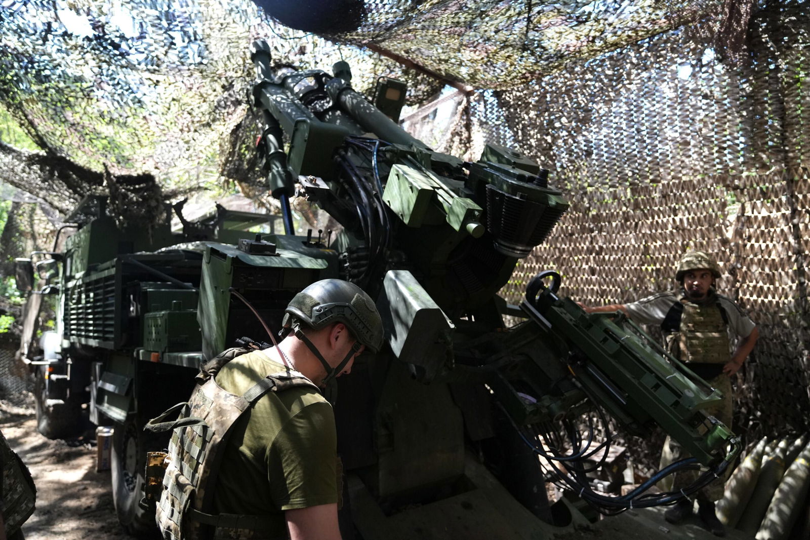 <i>David Allignon/ZUMA/Shutterstock via CNN Newsource</i><br/>Ukrainian soldiers fire shells on July 20