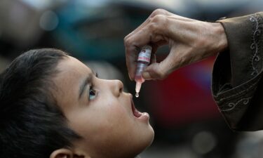 A health worker administers a polio vaccine to a child in Karachi