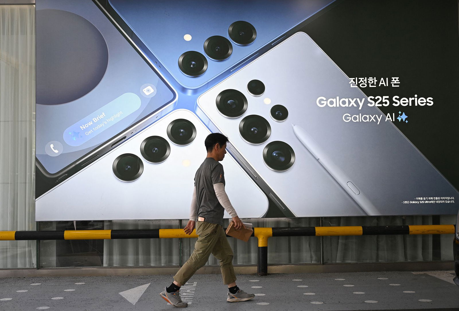 <i>Kim Hong-Ji/Reuters via CNN Newsource</i><br/>Samsung Electronics employees check the smartphone Galaxy S25 series at a Samsung store in Seoul