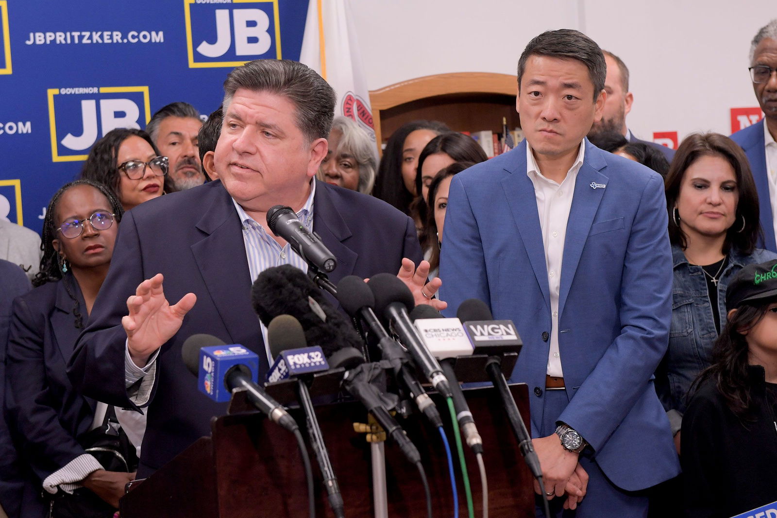 <i>Scott Olson/Getty Images via CNN Newsource</i><br/>Texas state lawmakers board a bus in Carol Stream