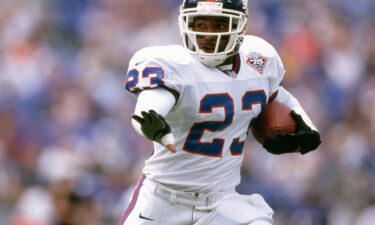 New York Giants running back LeShon Johnson carries the football in 1999 against the Baltimore Ravens.