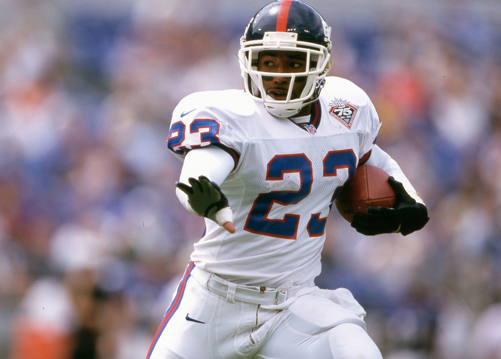 <i>Allen Kee/AP via CNN Newsource</i><br/>New York Giants running back LeShon Johnson carries the football in 1999 against the Baltimore Ravens.