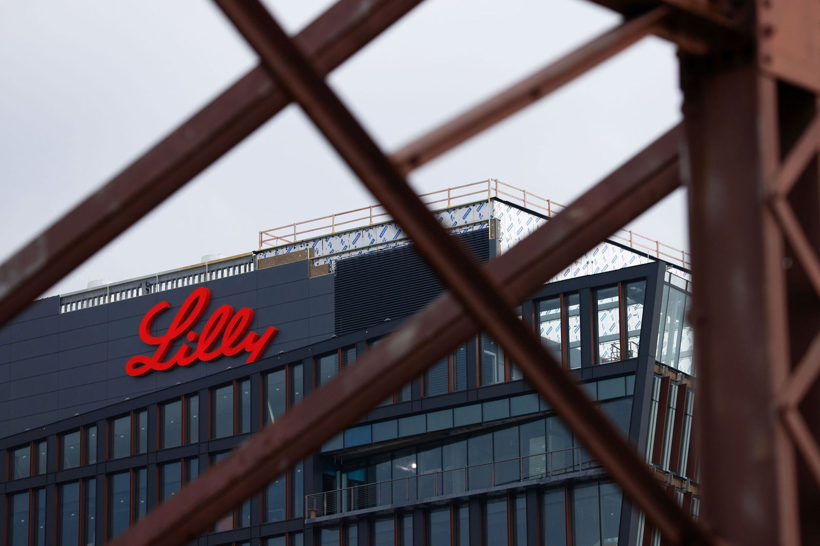 <i>Aaron M. Sprecher/AP via CNN Newsource</i><br/>Eli Lilly says an experimental pill helped people lower their weight by an average of 12% after 72 weeks.