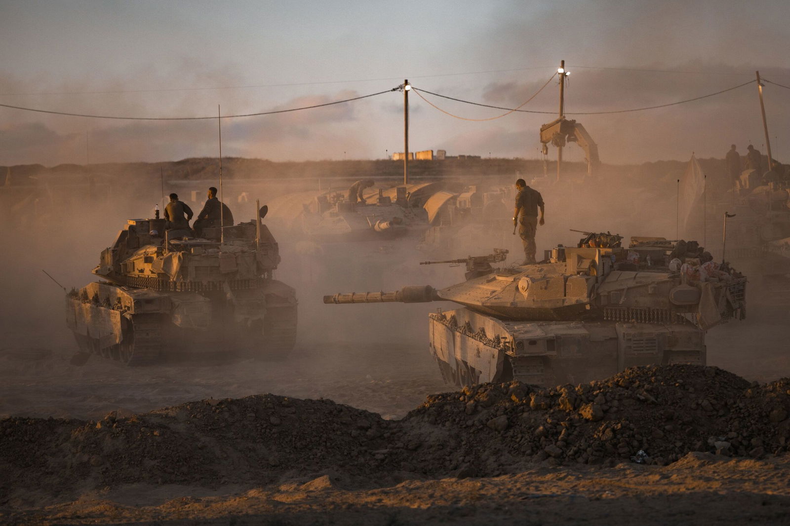 <i>Elke Scholiers/Getty Images via CNN Newsource</i><br/>Israeli soldiers prepare tanks on August 18 near the Gaza Strip's northern border.