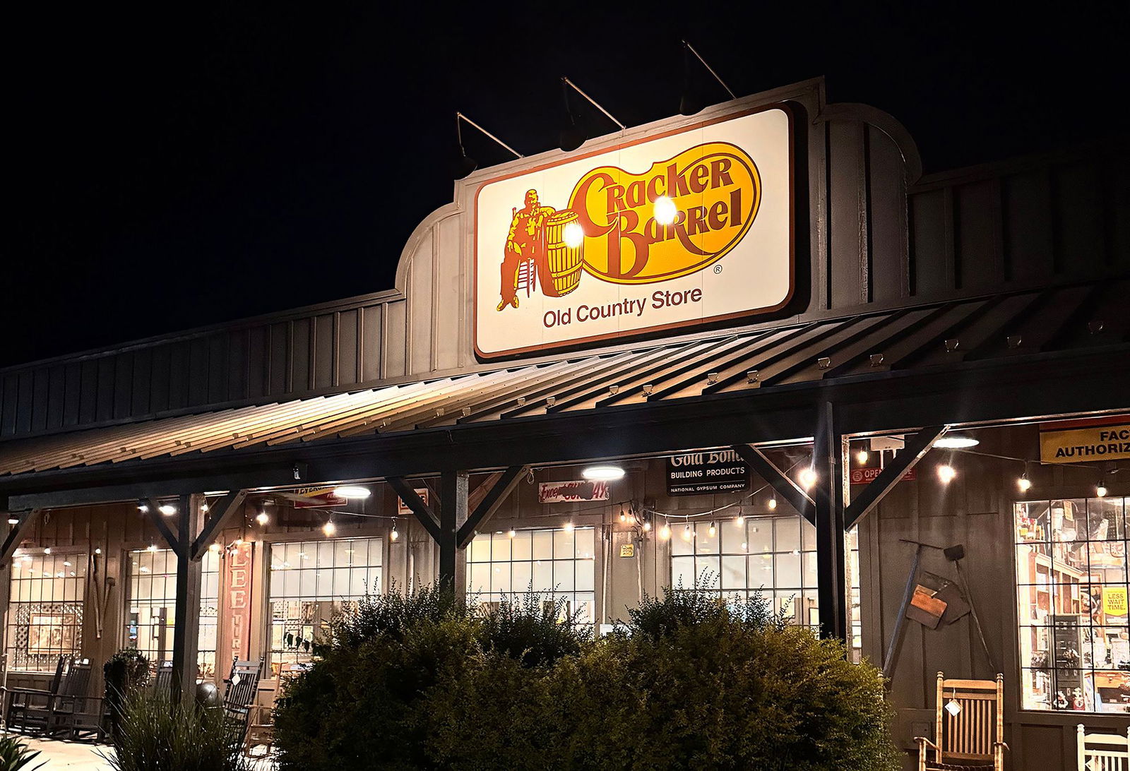 <i>mpi34/MediaPunch/Shutterstock via CNN Newsource</i><br/>View of a Cracker Barrel in Fredericksburgh
