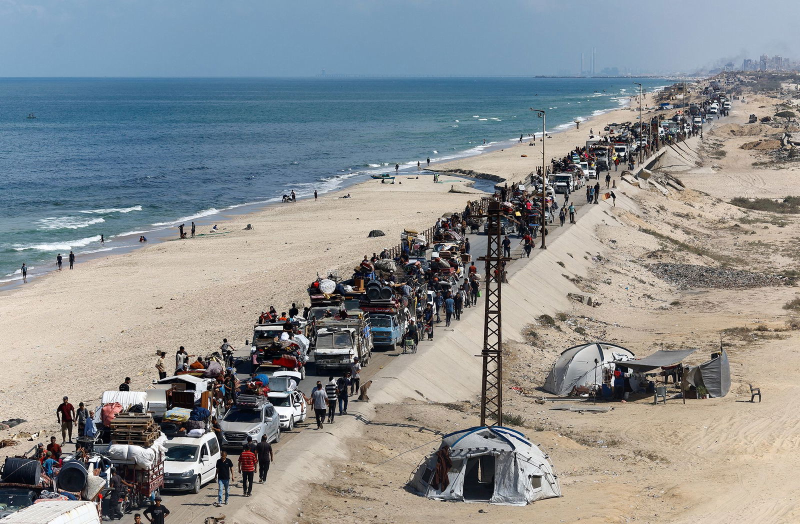 <i>Khames Alrefi/Anadolu/Getty Images via CNN Newsource</i><br/>Bodies of Palestinians are taken from Al-Shifa Hospital for funeral ceremonies on September 23.