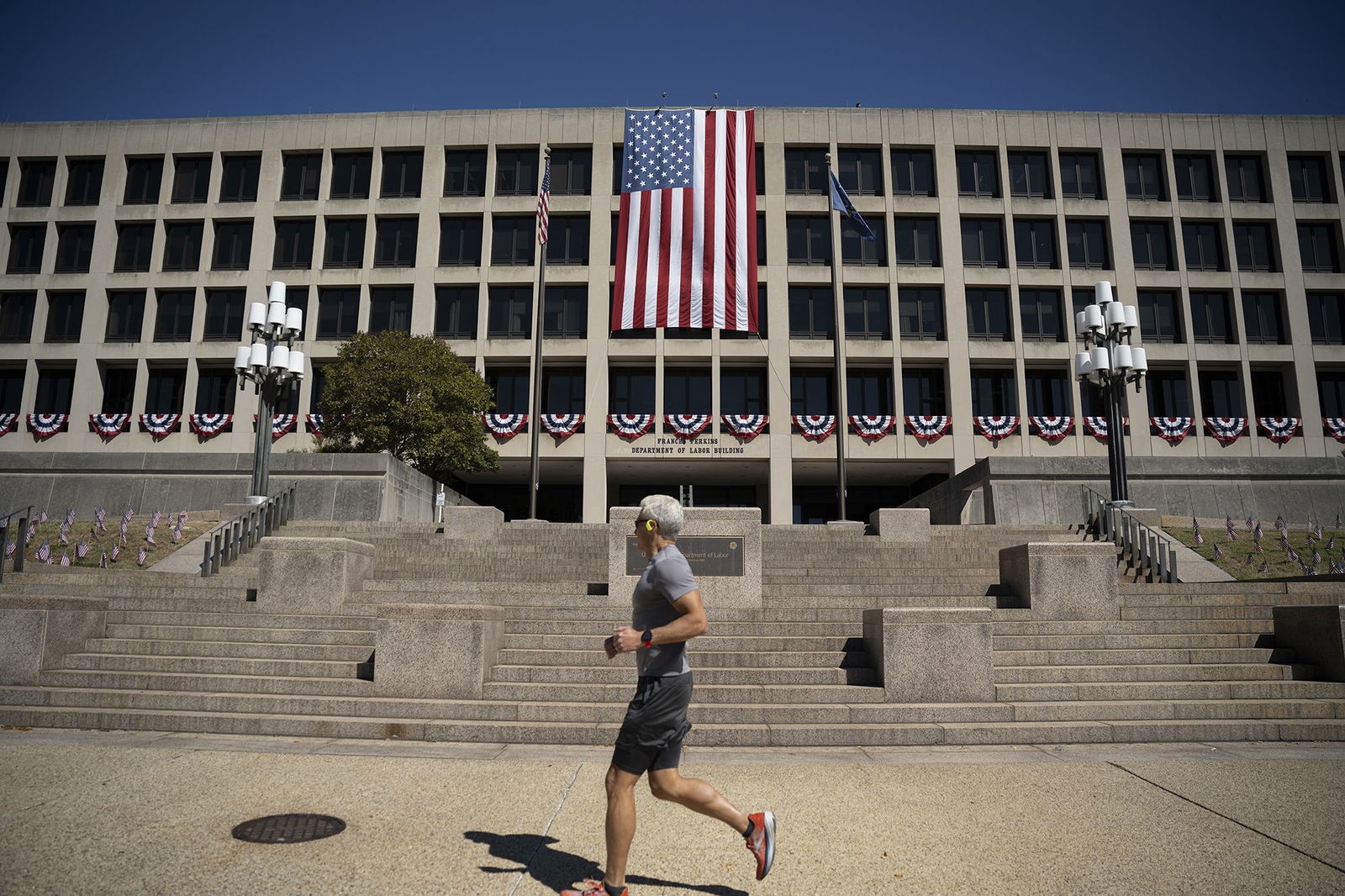 <i>Graeme Sloan/Bloomberg/Getty Images via CNN Newsource</i><br/>Pedestrians near the Capitol in Washington