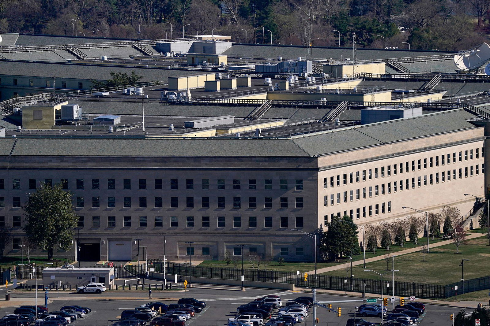 <i>Kent Nishimura/Reuters via CNN Newsource</i><br/>The Trump administration plans to funnel a $130 million donation from an anonymous ally of President Donald Trump toward paying military service members during the government shutdown
