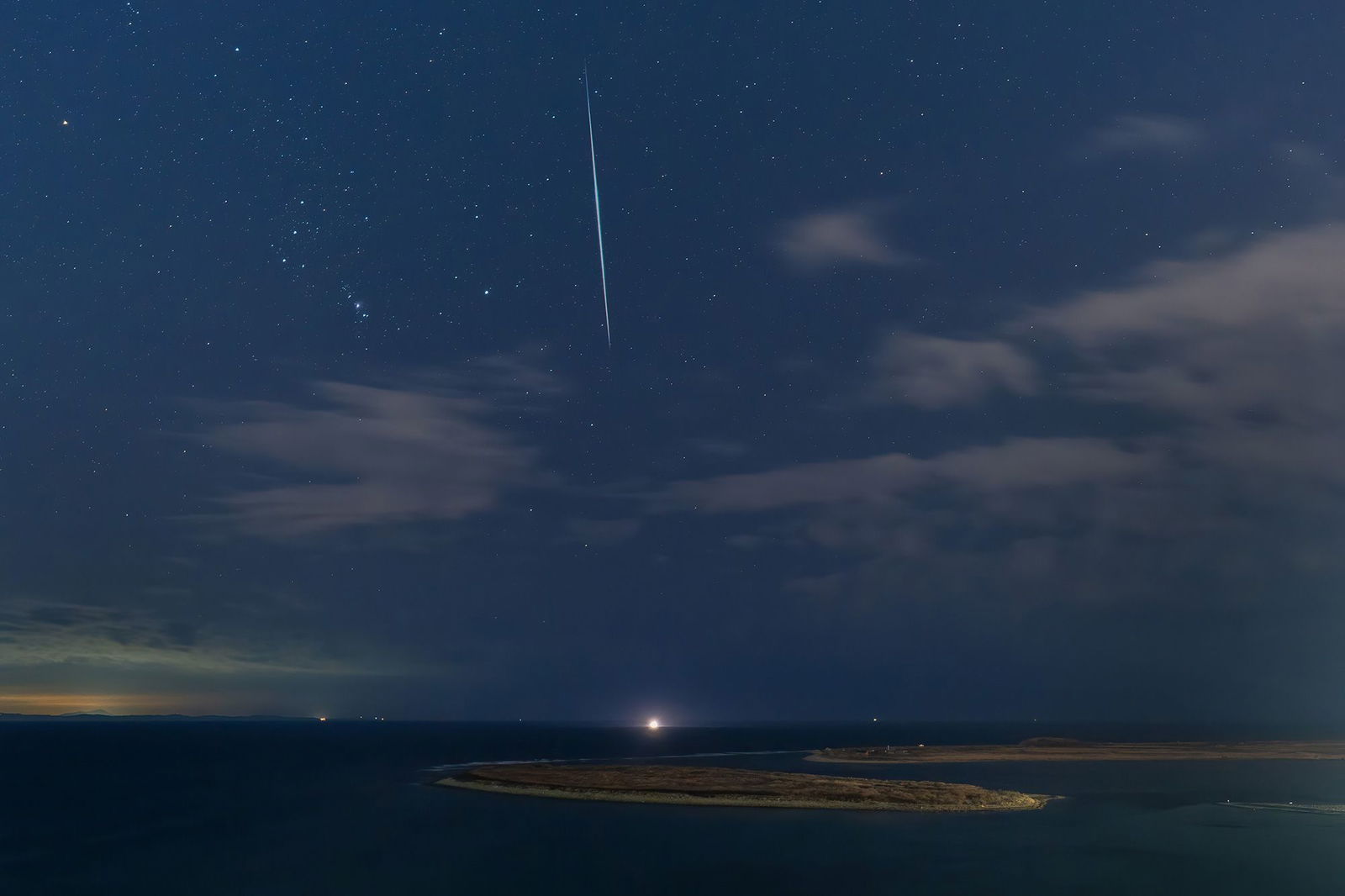 <i>Guo Feizhou/Xinhua News Agency/Getty Images via CNN Newsource</i><br/>Leonid meteors shoot down toward the horizon in November 2022 in Vladivostok