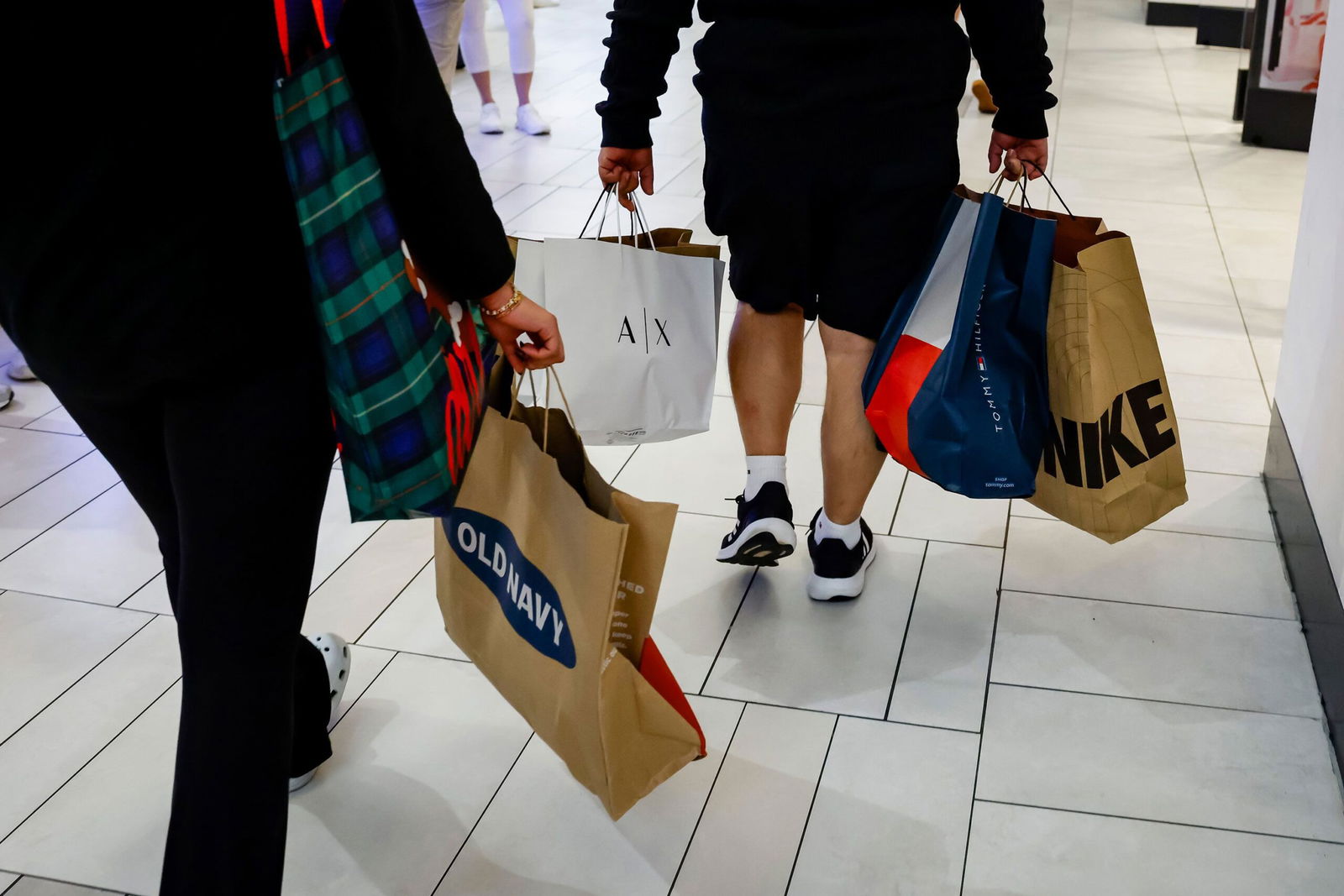 <i>Eva Marie Uzcategui/Bloomberg/Getty Images via CNN Newsource</i><br/>Shoppers carry bags at an outlet mall in Sunrise