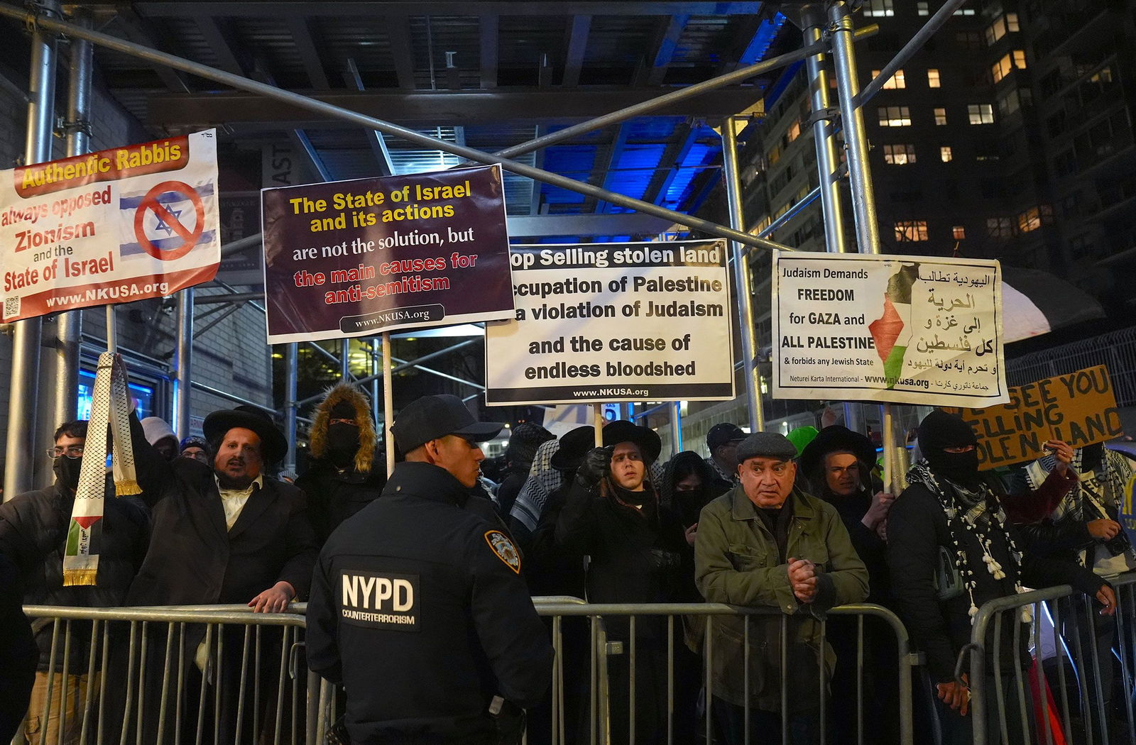 <i>Selçuk Acar/Anadolu/Getty Images via CNN Newsource</i><br/>Pro-Palestinian protesters gather demonstrate against an organization that helps American Jews emigrate to Israel